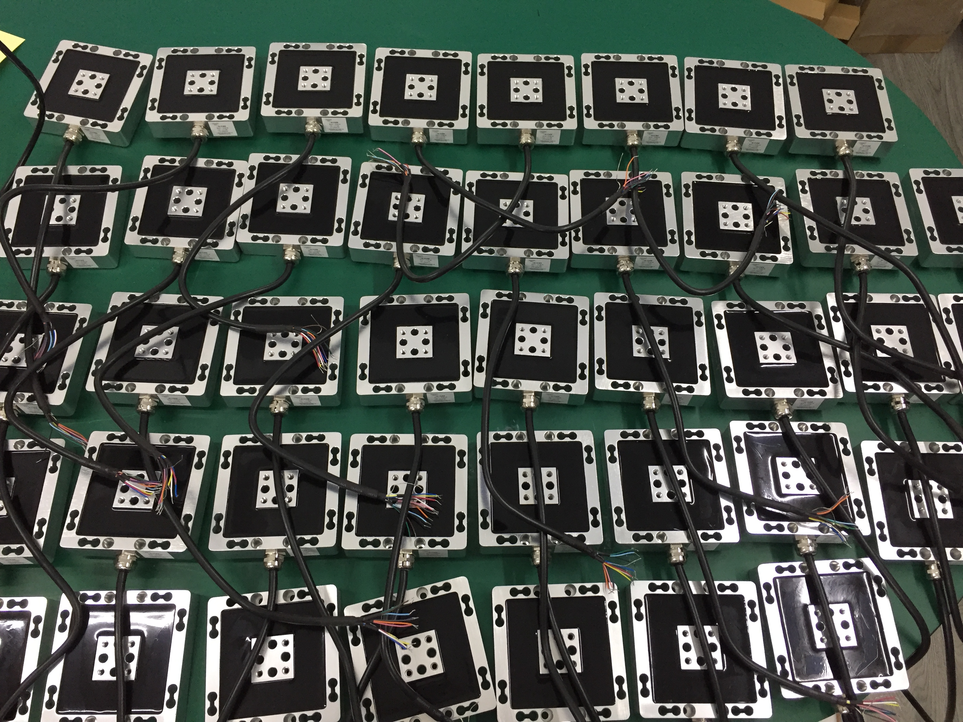 三轴力传感器应用于发动机悬置震动测试