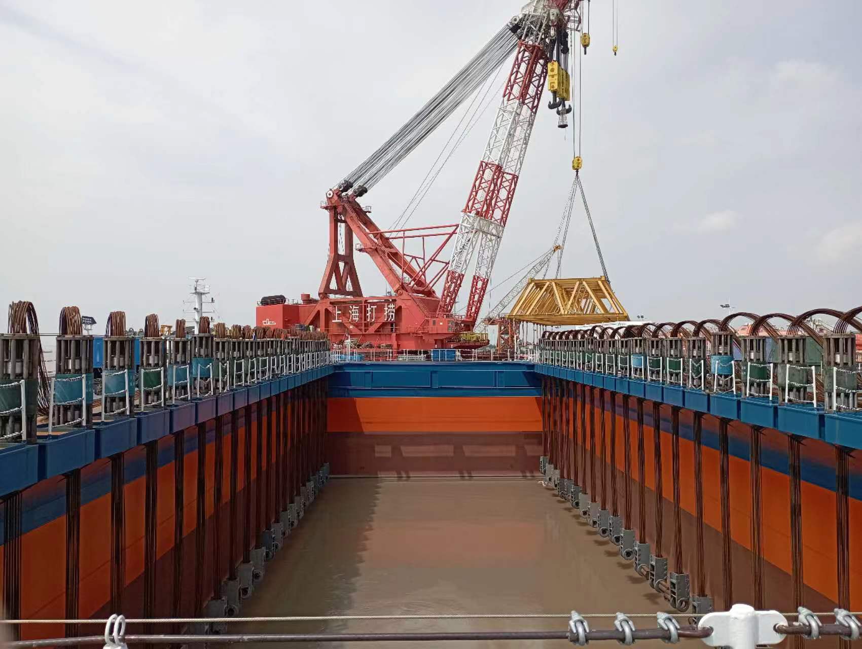 长江口二号古船成功整体打捞出水!