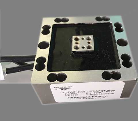 三轴力传感器的设计是否考虑了环境因素？